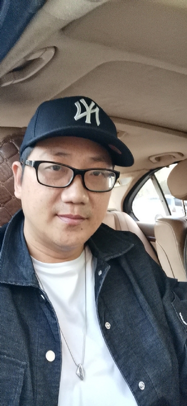 拥抱幸福的第一张照片--霞浦相亲网